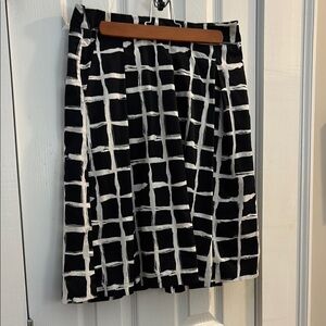 Ann Taylor Black graphic Pattern Skirt. Size 4 , zipper , pleats , standout